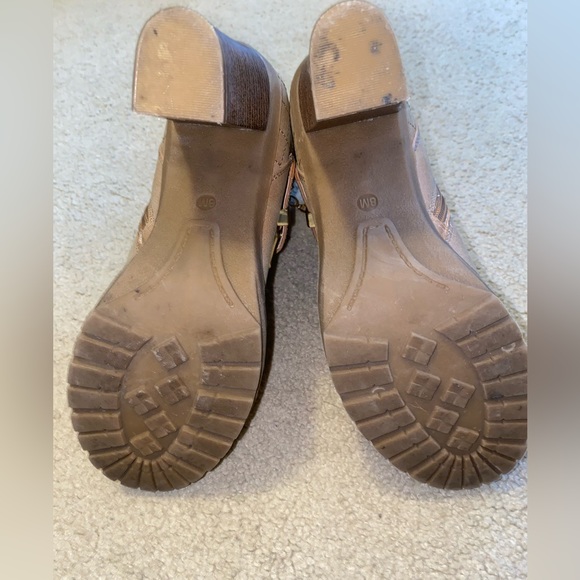 Woman’s GUESS boot - Picture 7 of 9